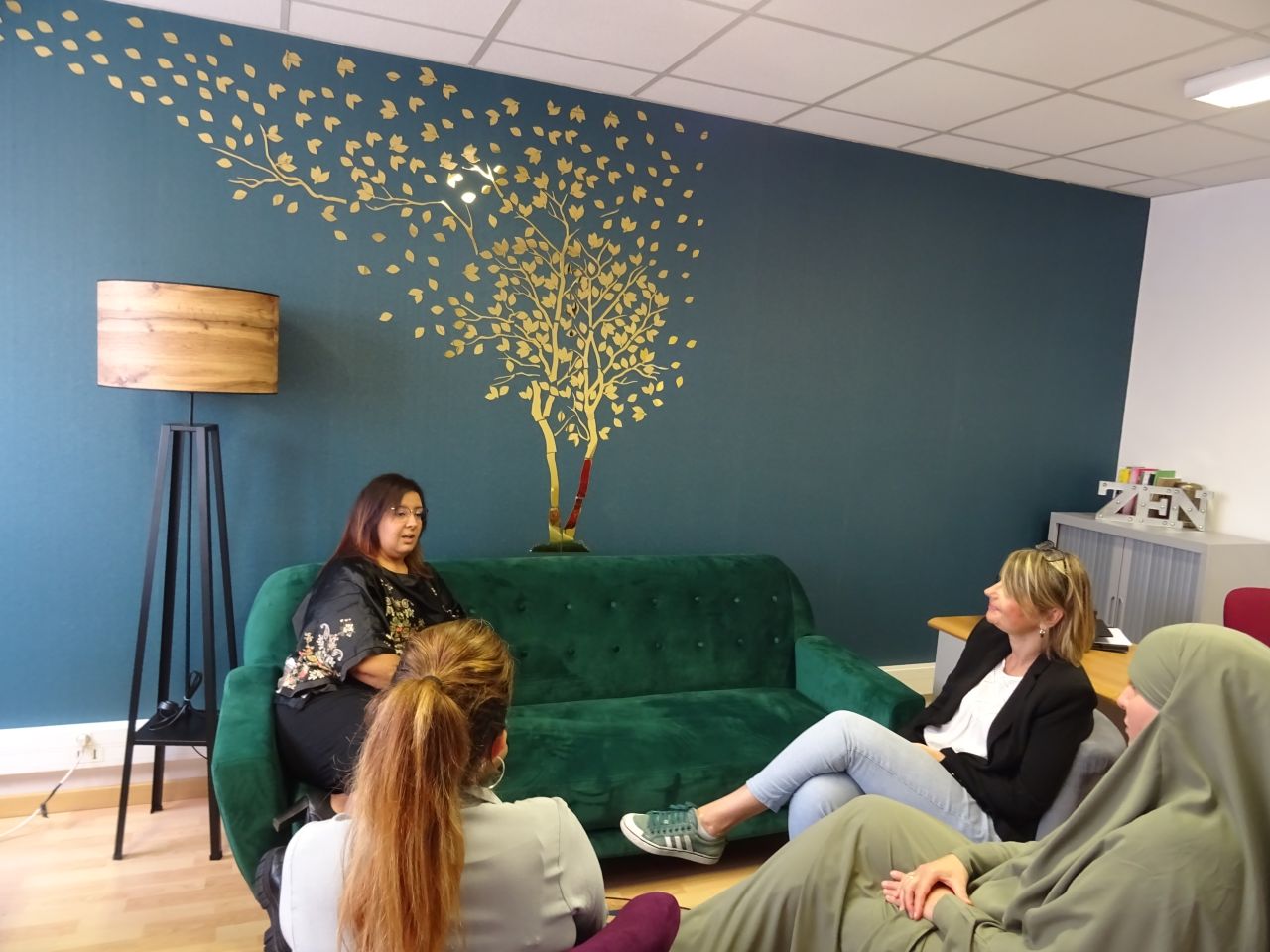 Atelier collectif animé par Djamila dans le cabinet ACVIPRO