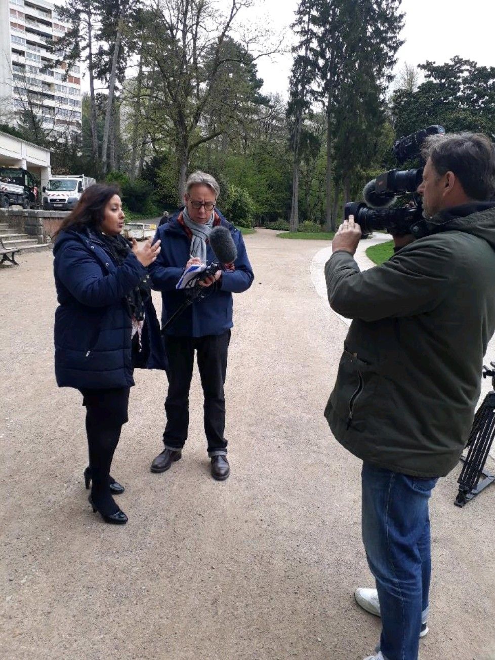 Djamila Gheidene interviewée par une équipe de télévision