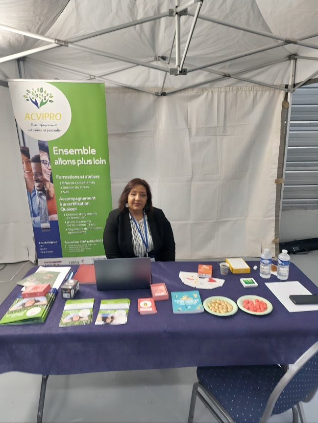 Stand ACVIPRO tenu par Djamila lors d'un forum de l'emploi